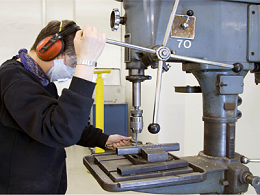 五金沖壓加工廠，如何用普通沖床生產(chǎn)精密沖壓件？