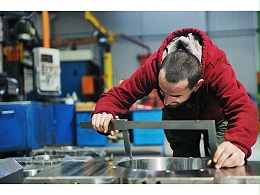 新安五金沖壓件加工廠，設(shè)計(jì)固定板提高沖壓加工效率