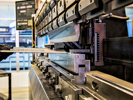 五金沖壓模具加工廠，如何處理沖壓件裂紋和翹曲？