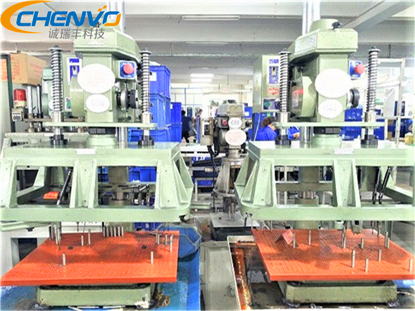 五金沖壓攻牙機(jī)圖