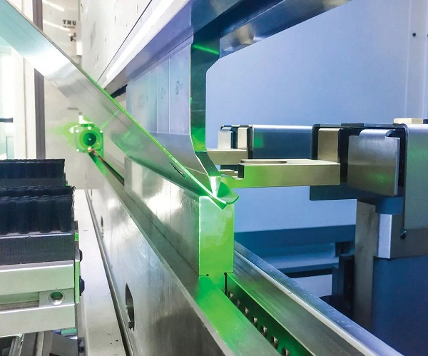 凸度系統(tǒng)或撓度補(bǔ)償有助于彎曲長度超過 40 到 60 英寸的零件。對(duì)于較短的彎曲長度，撓度可能不顯著