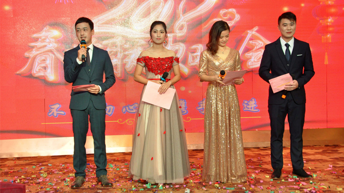 晚會主持人盛裝準(zhǔn)備