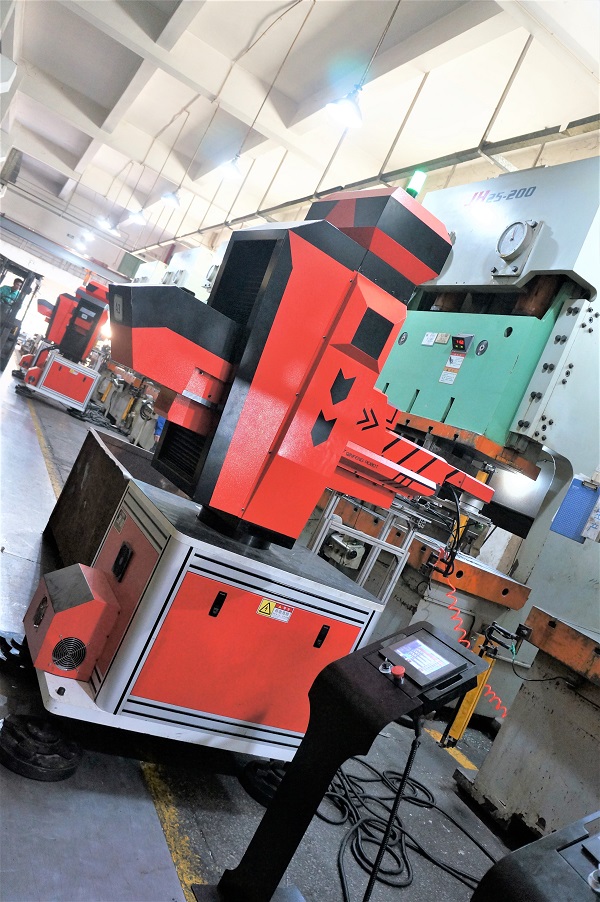 五金沖壓模具加工現場