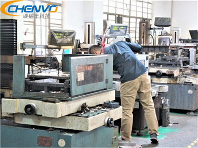 五金沖壓模具中，如何降低沖裁力呀？